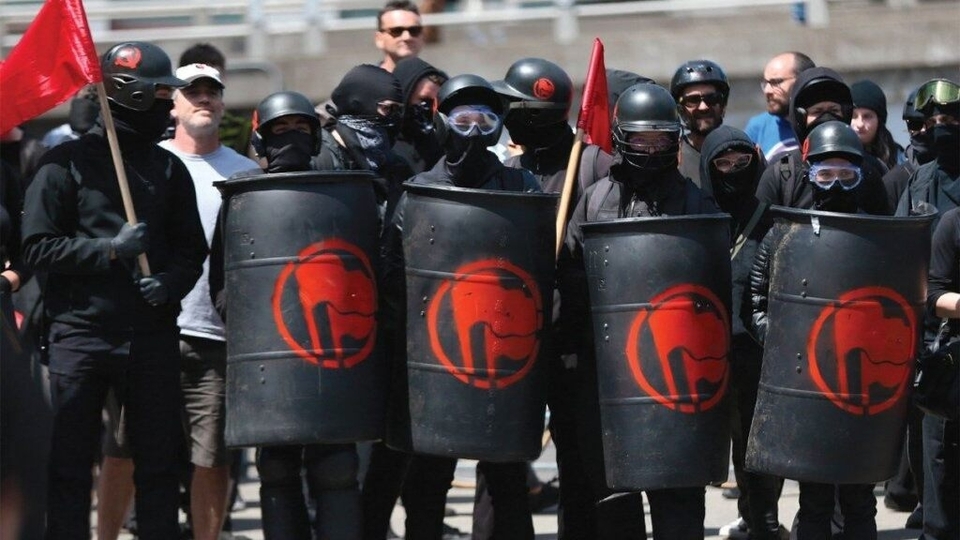 Антифашисти -- з червоними прапорами, щитами і в шоломах -- готові до боротьби