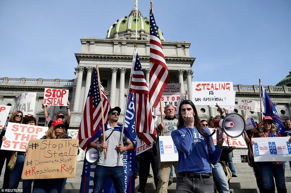 Прихильники Трампа протестують в Пенсильванії