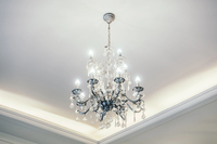 Люстру в середині кімнати уже ніхто не вішає: секрет стильного та розумного освітлення