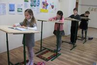 Вперше в Україні - школярів на Рівненщині вчитимуть стоячи за партами 