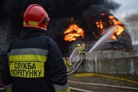 Друга доба пекла: рятувальники Рівненщини понад 30 годин гасять пожежу на нафтобазі (ФОТО)
