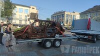 У центрі Рівного стоїть вщент згорілий автомобіль з прапором України (ФОТО)
