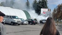 У Рівному біля кільця горить автомобіль: працюють рятувальники (ВІДЕО)