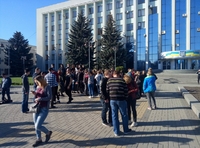 Студенти, яким ніде вчитися, прийшли до Рівненської ОДА (ФОТО) 