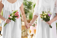 Веселкове весілля: дві наречені прийшли до РАЦСу аби побратися (ВІДЕО)