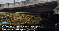 Чи можливе таке в Рівному? Будівельний кран застряг під мостом у Луцьку (3 ФОТО)