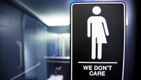 Відсторонили від навчання, а батьків звільнили – через туалети для трансгендерів у школі (ФОТО)