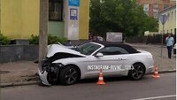 ДТП у центрі Рівного: Ford Mustang в’їхав у стовп (ФОТО)