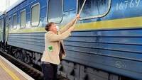 «Швабру тобі в руки»: обурений брудом іноземець сам помив вікно поїзда «Укрзалізниці»