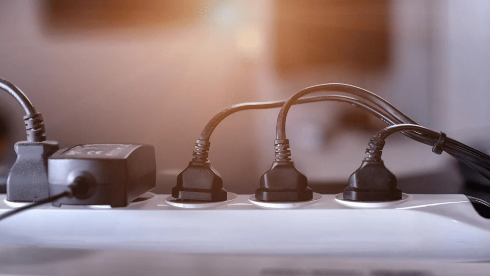 Назвали 5 приладів, які не можна підключати до подовжувача