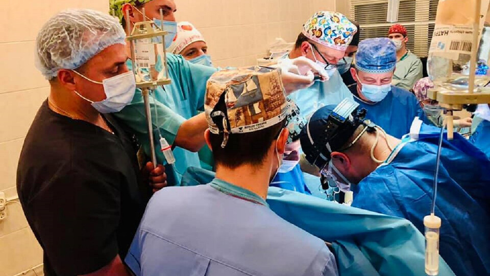 Операція з пересадки серця, яку проводили лікарі Рівненської ЦМЛ. Фото з мережі 