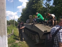 Мешканці Шепетівки не дали проїхати танку. Перегородили шлях автомобілем (ФОТО) 