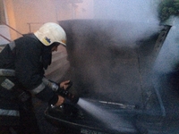 Вогонь ліквідували за 2 хвилини: на Рівненщині горів 30-річний Volkswagen (ФОТО)