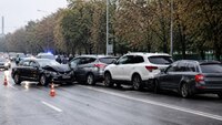 У Рівному за короткий час сталися дві ДТП: BMW вилетіла з дороги, ще дві автівки зіткнулися (ВІДЕО)