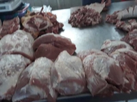 Рівнянка поскаржилася, що на ринку обласного центру продають зіпсоване м'ясо (ФОТО)
