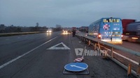 На Київ-Чоп біля Рівного – ДТП: після невдалого маневру авто розтрощило відбійник (ФОТО/ВІДЕО)