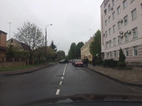 Поблизу «Рівнегазу» поліція розганяє неправильно припарковані автомобілі (ФОТО)