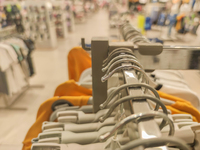 У Європі заборонили брендам знищувати непроданий новий одяг і взуття