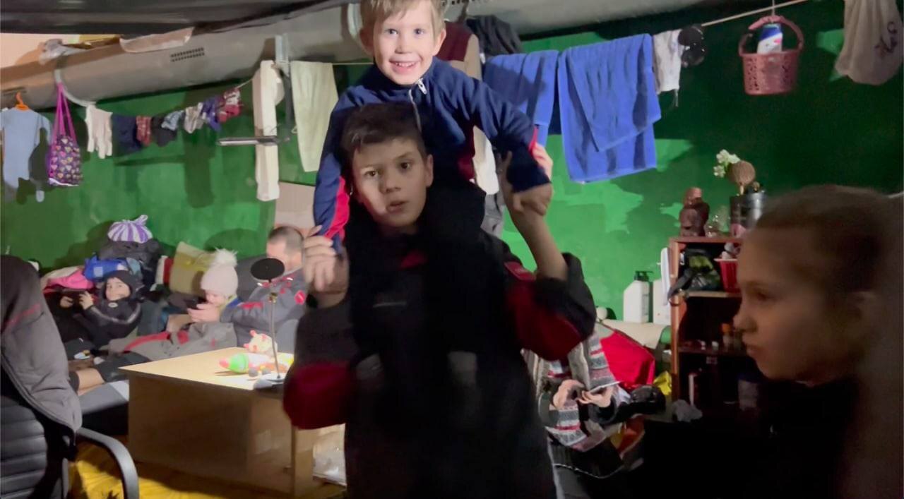 Діти, що перебувають в укритті "Азовсталі". Скрін з відео, яке оприлюднили "азовці".