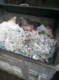 Купу використаних шприців виявили рівняни. Патрульні їх не застали (ФОТО) 