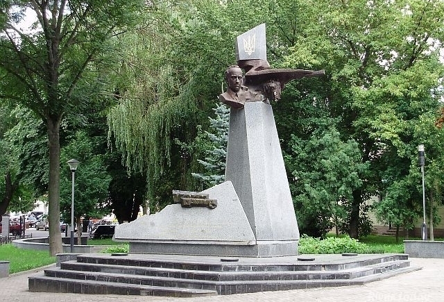 Пам’ятник Климу Савуру. Один із «пам’ятників Червонія» у Рівному