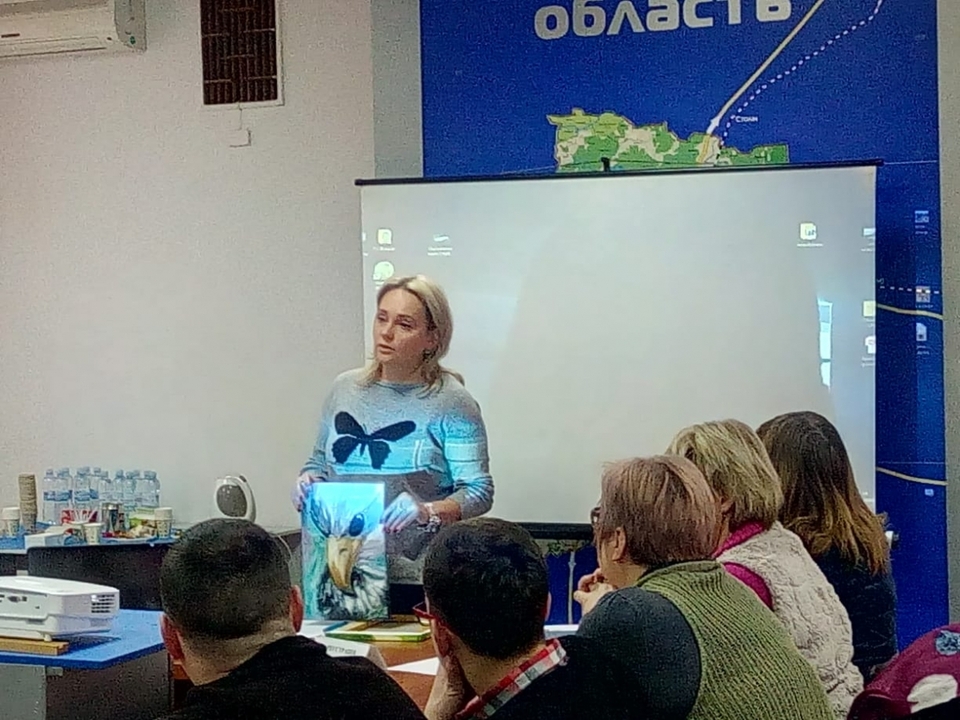 Вікторія Шинкаренко презентує роботу одного з військовослужбовців, який чи не вперше взяв до рук пензлик