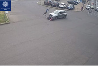 «Водій-поспішайко» поїхав на червоне і збив мотоцикліста (ВІДЕО)