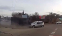 Бус Mercedes таранить легковик Ford на перехресті у Рівному (ФОТО/ВІДЕО) 

