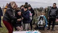 Наймолодша жертва. У Вільнянську поховали немовля, що загинуло від російської атаки на пологовий (ФОТО)