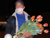 «Тюльпаношиза»: у Рівному чоловіка втретє спіймали на крадіжці квітів із клумби