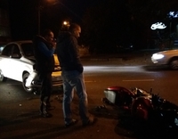 «Мотоцикліст підлетів так високо, що мав убитися. Його врятував газон», - очевидці ДТП у Рівному 