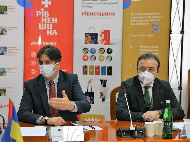 Надзвичайний та Повноважний Посол Туреччини в Україні Ягмур Ахмет Гюльдере -- на фото ліворуч