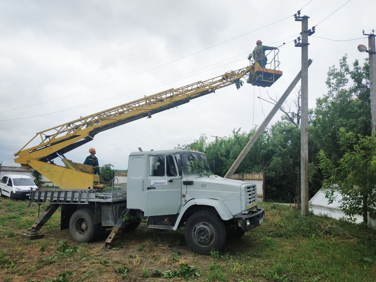 На фото бригада Корецького РЕМ відновлює електропостачання села Чудниця на Гощанщині, здійснюючи ремонт ПЛ 10 кВ.