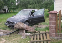 На Рівненщині водій «BMW» врізався у паркан житлового будинку (ФОТО)