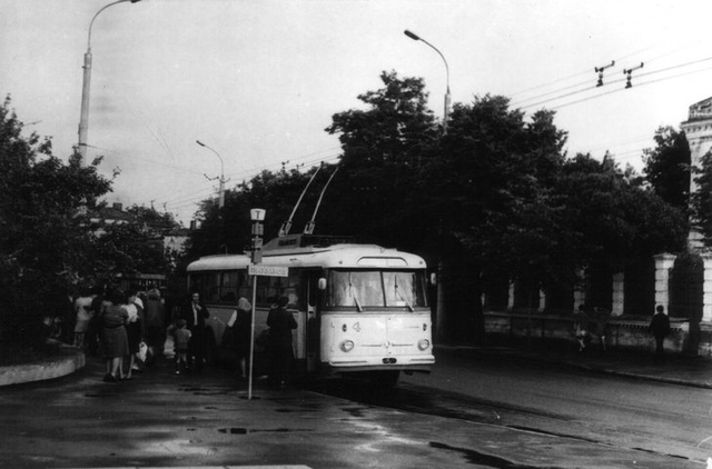 Рівняни вперше побачили новий вид пасажирського транспорту на вулицях міста 24 грудня 1974 року (тролейбусне управління було створене 1 листопада 1974 року).