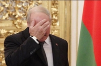 Лукашенко поклав «красную руку» на Конституцію Білорусі: відео конфузу на інавгурації стало вірусним (2 ФОТО/ВІДЕО)