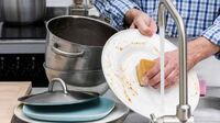 Чим замінити засіб для миття посуду: тарілки блищатимуть навіть у холодній воді