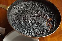 2 пакетики заливаємо окропом – і сковорода знову, як нова: жир відлітає просто на очах