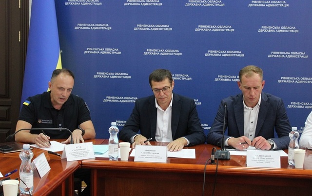 Голова державної екологічної інспекції України Андрій Мальований -- крайній праворуч