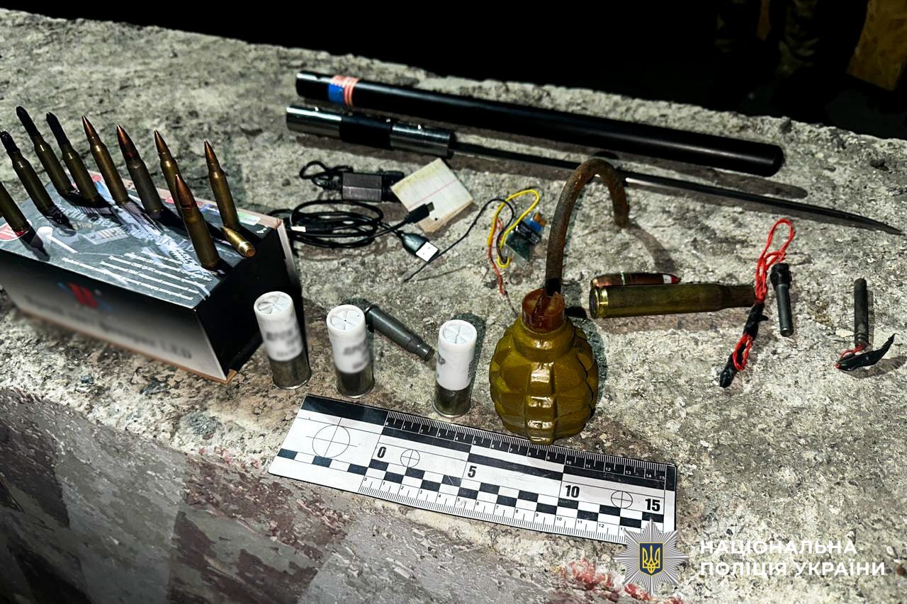 На Рівненщині зупинили Chrysler, набитий боєприпасами 