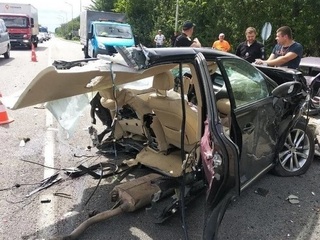 ДТП Київ-Чоп: від удару автомобіль розірвало на дві частини
