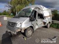 На Київ-Чоп 19-річна постраждала у ДТП зі спецвантажівкою для перевезення небезпечних речовин (ФОТО)