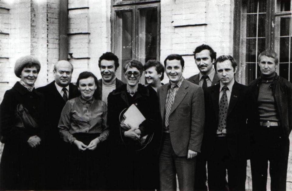 Євген Гербольд (у сірому костюмі, в центрі) свого часу був редактором газети "Зміна"