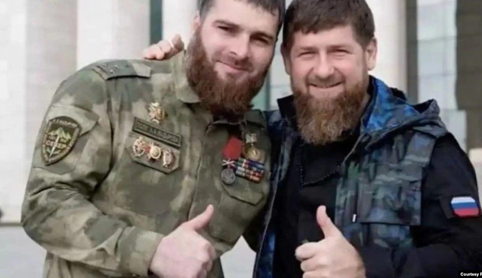 Той, що ліворуч -- уже труп. Це генерал Магомед Тушаєв – керівник 141-го моторизованого полку нацгвардії Чечні. Найбільш елітний підрозділ і довірена особа Кадирова. Здох, як пес, під Києвом - ще у перші дні війни