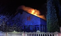 Пізно ввечері біля Рівного загорівся будинок (ФОТО)