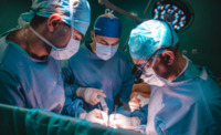 Хірурги в Україні використовують окуляри, які можуть «розрізати» череп (ФОТО)
