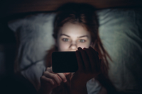 Про наболіле: чому звичка сидіти в телефоні перед сном не дає заснути
