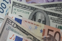 Курс долара та євро падає 
