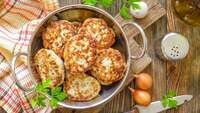 Всього 1 популярний компонент у котлетах робить їх гумовими та жорсткими: Чого треба уникати