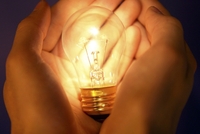 Коли відключають світло: чим можна замінити свічки в оселі